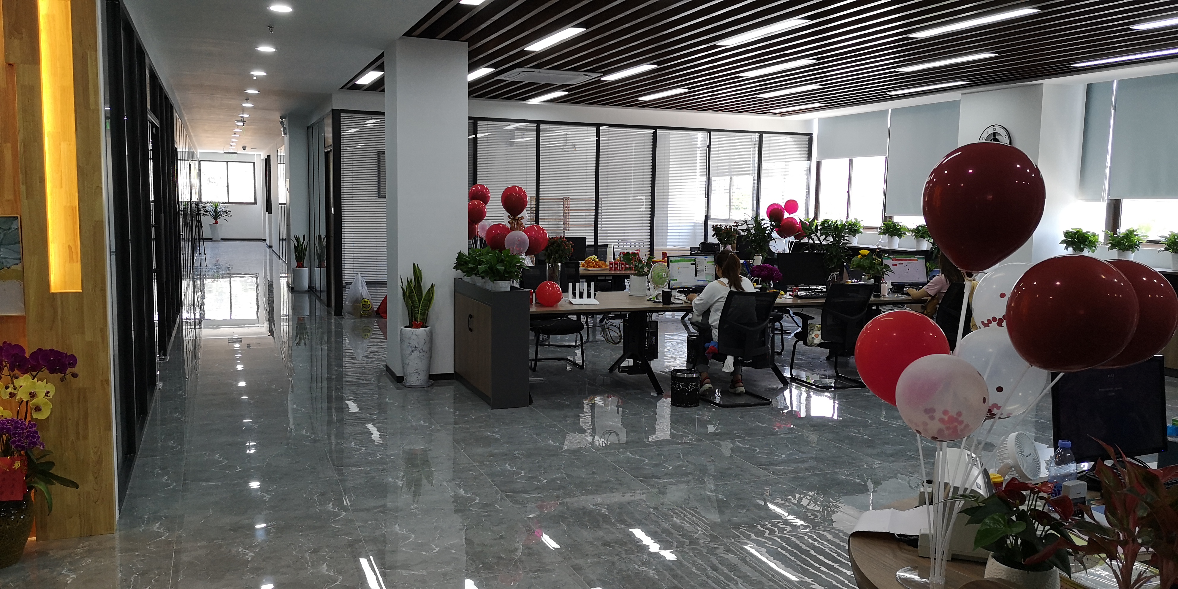 تفاصيل المكتب